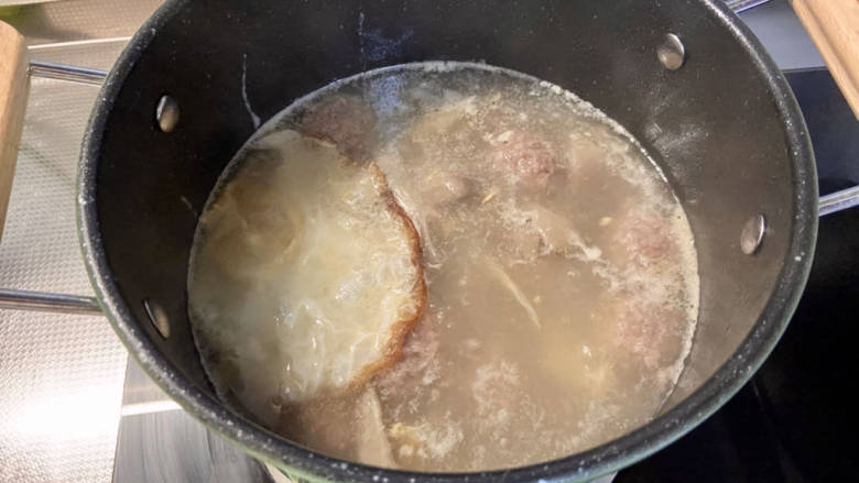 牛肉丸子汤➕生菜平菇牛肉丸子汤,全部下锅后改为中小火,煮到丸子成熟浮起,撇去浮末