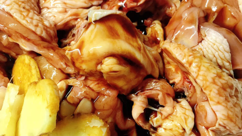 #闹元宵#胡萝卜滑鸡饭（电饭锅版）,加入<a style='color:red;display:inline-block;' href='/shicai/ 788'>生抽</a>