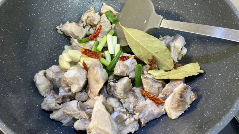 胡萝卜烧排骨,下葱白蒜瓣姜片,香叶干辣椒八角桂皮,中火煸香