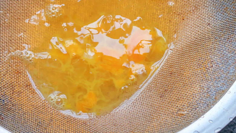蟹棒蒸蛋,过滤一下(防止没有搅匀的鸡蛋液 这样蒸出来的鸡蛋羹就会结块)