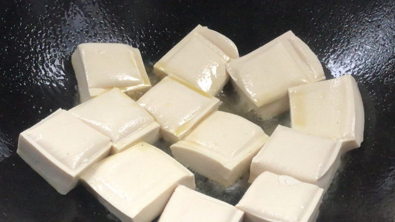 椒盐豆腐,放入豆腐,中火煎