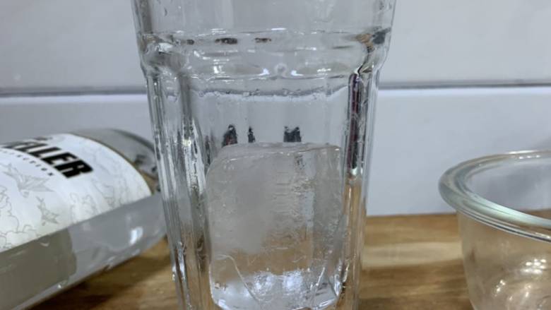 来杯自由古巴,杯里放<a style='color:red;display:inline-block;' href='/shicai/ 12121'>冰</a>