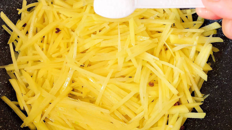 黄瓜炒土豆丝,放入土豆丝,加入盐翻炒均匀。