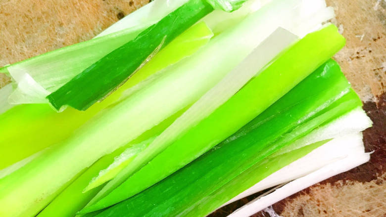 包菜猪肉饺子,<a style='color:red;display:inline-block;' href='/shicai/ 138'>大葱</a>洗干净