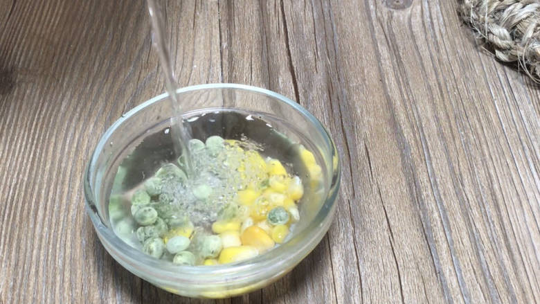糖醋茭白,玉米粒和青豆,洗净沥水备用