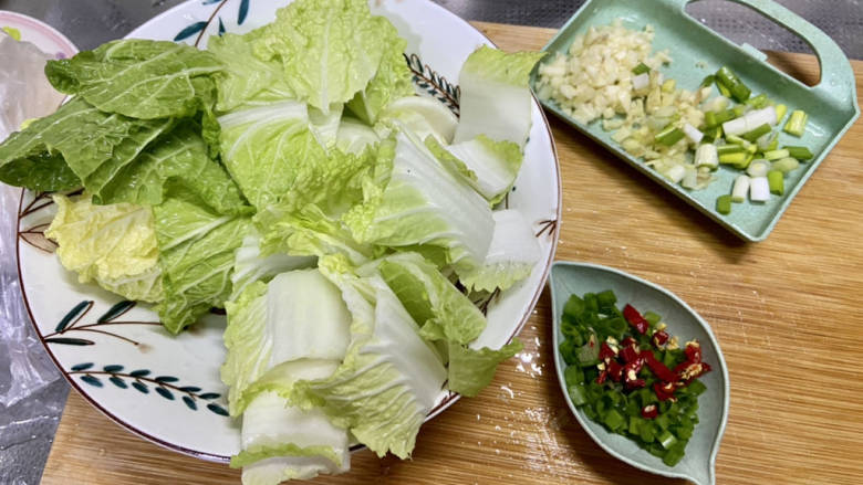 鸡蛋炖豆腐➕煎蛋娃娃菜炖豆腐,娃娃菜切段,菜叶菜梗分开,蒜切末,姜切粒,葱白切段,葱叶切末,小米辣切段