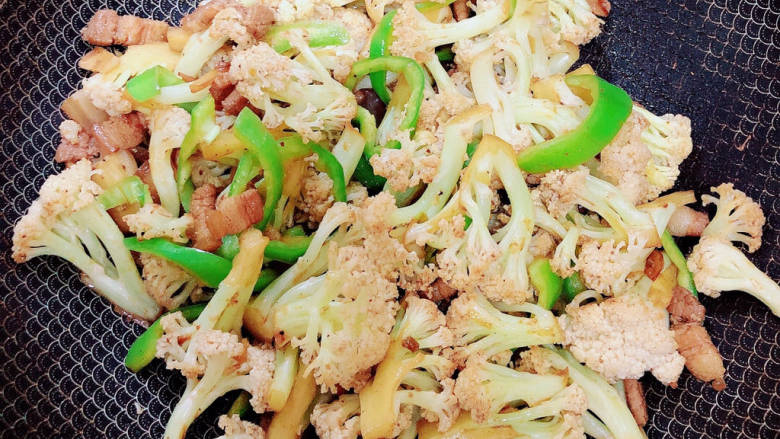 干锅菜花五花肉,放少许水,翻炒入味后即可出锅了。