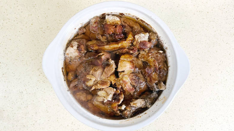 羊肉泡馍,加入炖锅,加入调味料,慢炖一个晚上,炖煮至软烂