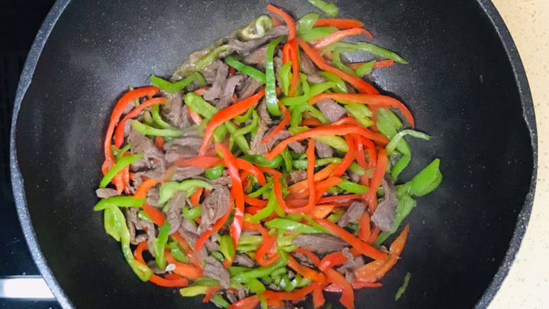 彩椒炒肉丝,煸炒均匀,就可以关火了