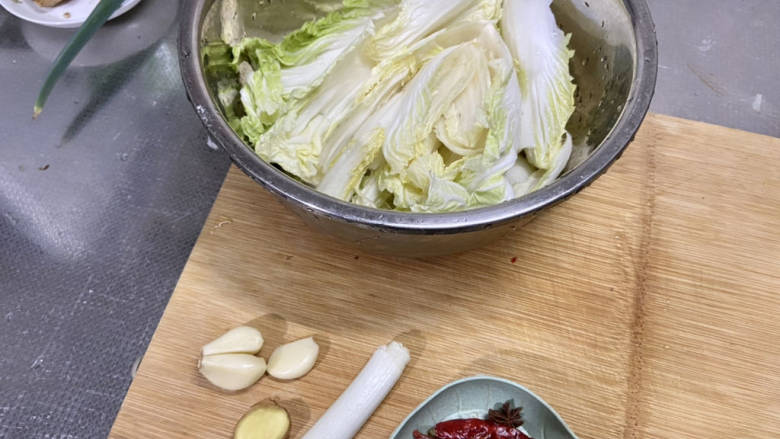 白菜烩小酥肉,白菜叶一片片掰下,洗净备用,葱白洗净,蒜剥皮,姜搓洗干净