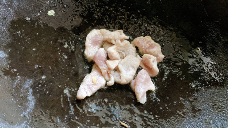 醋溜木须肉,而后加入肉片先行炒至成熟,盛出待用