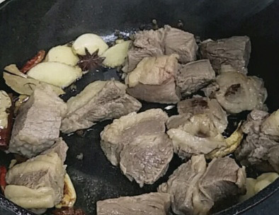 牛肉炖芋头,加入牛腩翻炒出香味,加入料酒去腥。