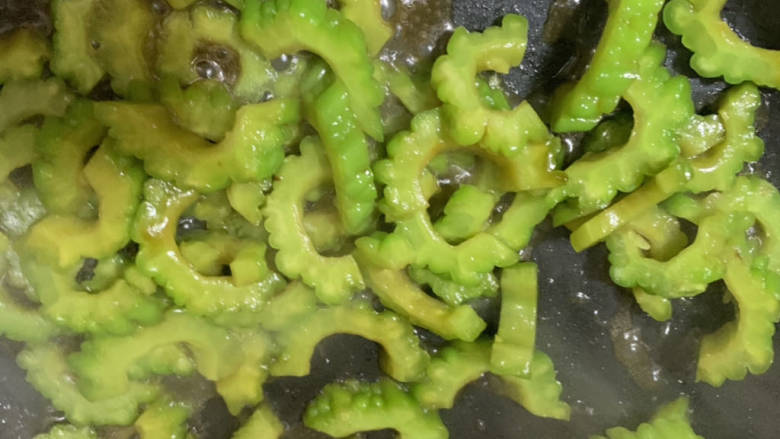 苦瓜炒腊肠片,翻炒均匀。