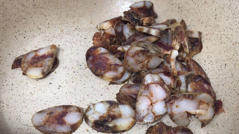 青椒胡萝卜炒香肠,再起锅放入香肠,煸炒出油,