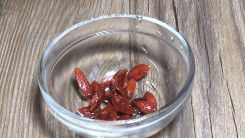 小白菜炒肉丝,<a style='color:red;display:inline-block;' href='/shicai/ 673'>枸杞</a>洗净,沥水备用