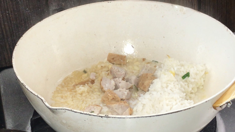 黄瓜蛋炒饭,3分钟后加入肉丸,继续焖2分钟