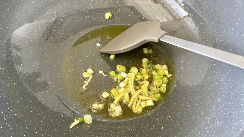 茄汁狮子头,热锅冷油,下葱白姜丝,中小火煸香