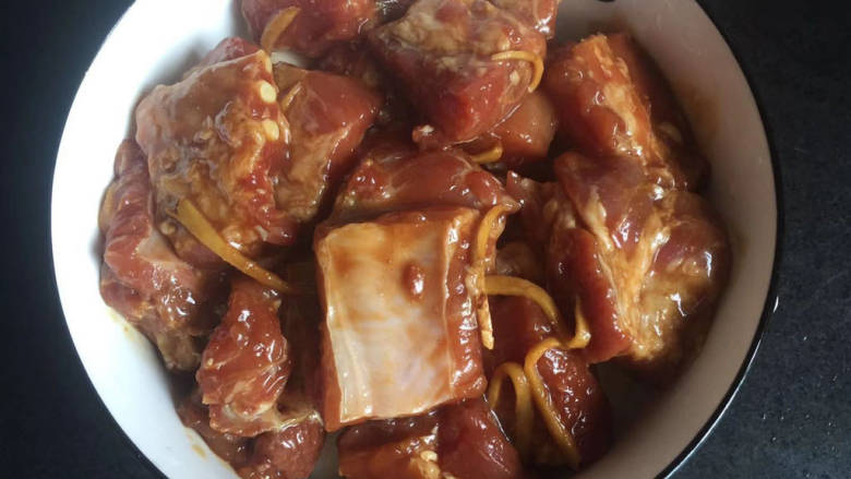 家常蒸排骨,腌制好的排骨铺在上面,将汤汁一起倒进