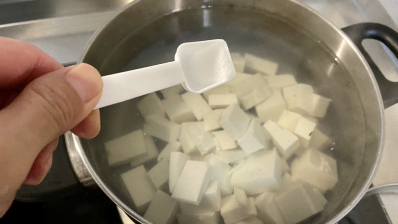 鱼头炖汤➕鱼头豆腐汤,坐锅烧水,水开下豆腐,加入一茶匙食盐,煮开后再煮一分钟,捞出沥水备用