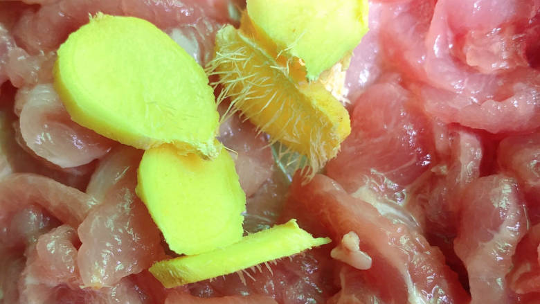 #闹元宵#白蘑菇炒肉片,生姜切成片,放入肉片中