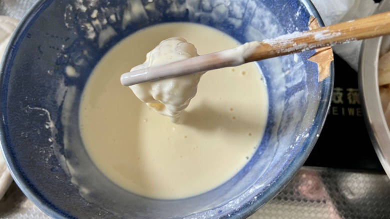 番茄炒鱼片,锅中加适量食用油,油烧到五成热,鱼片挂浆