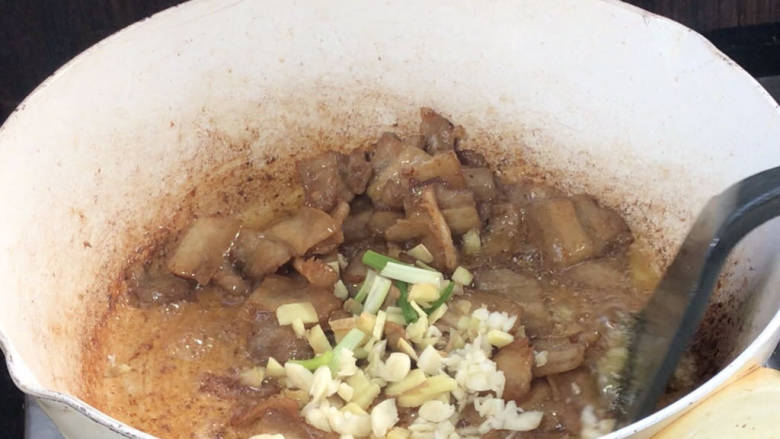 五花肉炒黄瓜,加入葱姜蒜,炒香