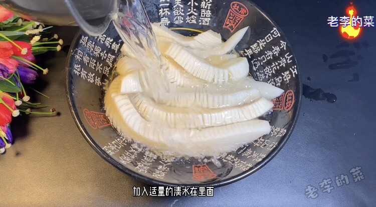 解油解腻又下饭的朝鲜族辣萝卜,加入清水清洗
