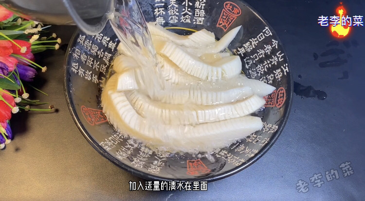 解油解腻又下饭的朝鲜族辣萝卜,加入清水清洗