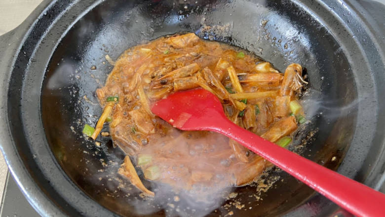 虾仁豆腐煲,可以不断按压虾头,让虾脑流出,炸出虾油很香