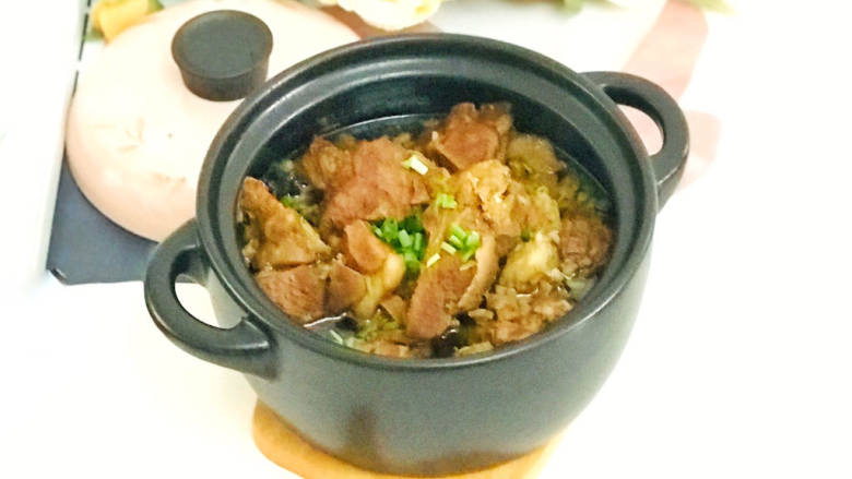 红焖牛肉煲,撒上葱花,美味的红烧牛肉煲就做好了