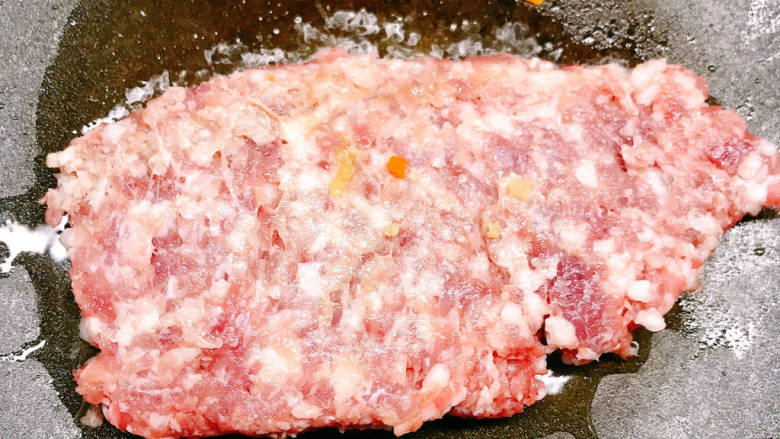 肉末花菜炒饭,锅中放入15毫升油烧热,放入肉末。