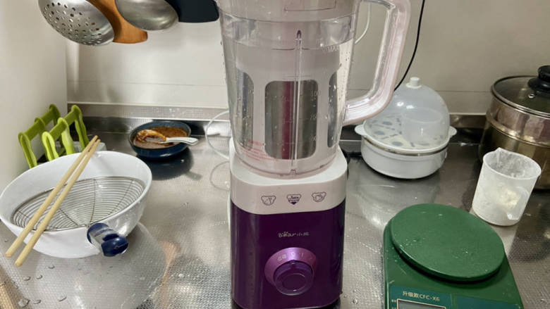 红糖豆腐脑,取破壁机或者其他搅拌器,加入1200ml清水,搅打豆浆。或者直接用豆浆机煮豆浆也可以