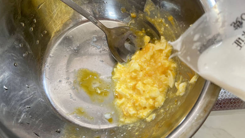 土豆泥蛋卷,蒸好的鸡蛋剥壳压碎(我喜欢7成熟的,带掉溏心),加入少许牛奶拌匀