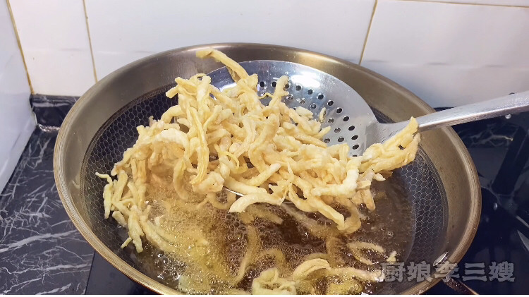 麻辣鸡丝制作方法,炸至金黄酥脆捞出