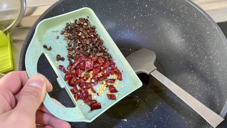 椒麻莲藕,炒锅热锅,加入适量食用油,油温热,下干辣椒花椒,中小火煸炒出香味,注意不要炒糊了