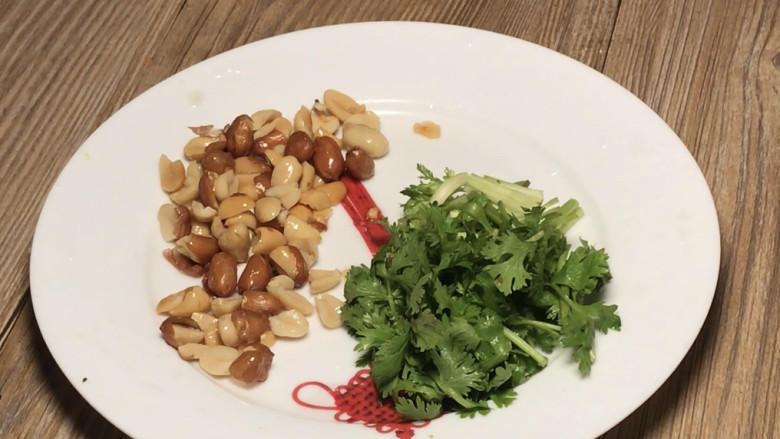 酸汤粉,花生压碎,<a style='color:red;display:inline-block;' href='/shicai/ 131'>香菜</a>摘洗干净,切碎备用