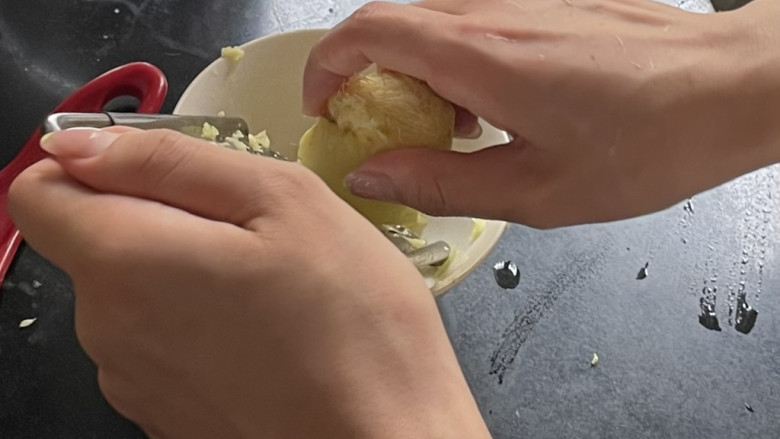 姜撞奶,用磨姜器把生姜磨成姜末