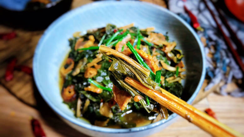 家常焖梅干菜,出锅装盘,上桌即可食用
