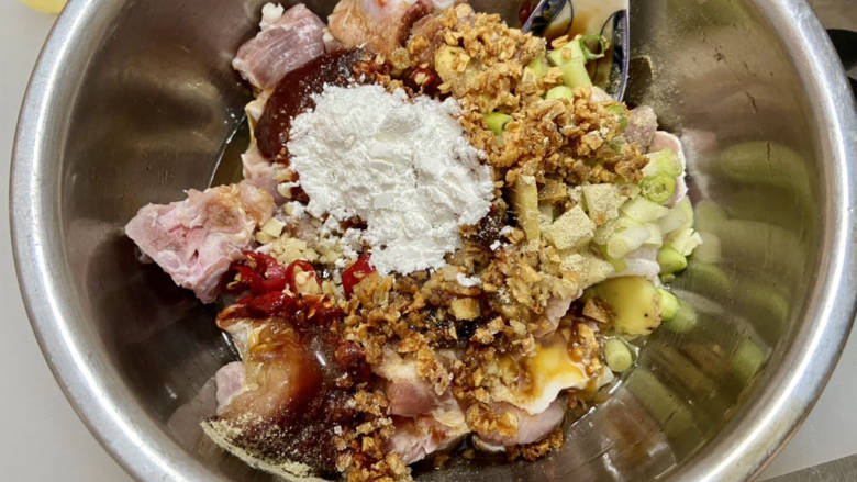 家常蒸排骨➕蒜蓉土豆蒸排骨,加入一汤匙料酒,一汤匙生抽,一汤匙蚝油,一汤匙排骨酱,一茶匙太太乐鸡汁,一茶匙白糖,少许白胡椒粉,两茶匙淀粉,少许食盐