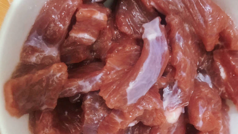 牛肉丸子汤,搅拌均匀牛肉,腌制8分钟