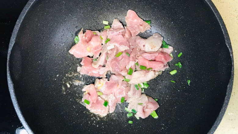 冬瓜瘦肉汤,加入肉片,翻炒至变色