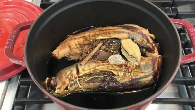 酱牛肉,第二天把牛腱拿出来连同浸泡的<a style='color:red;display:inline-block;' href='/shicai/ 692'>酱油</a>一并放进铸铁锅中,各类香料和调料也一起放进去
