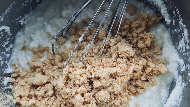 香葱肉松磅蛋糕,加入<a style='color:red;display:inline-block;' href='/shicai/ 432'>肉松</a>。