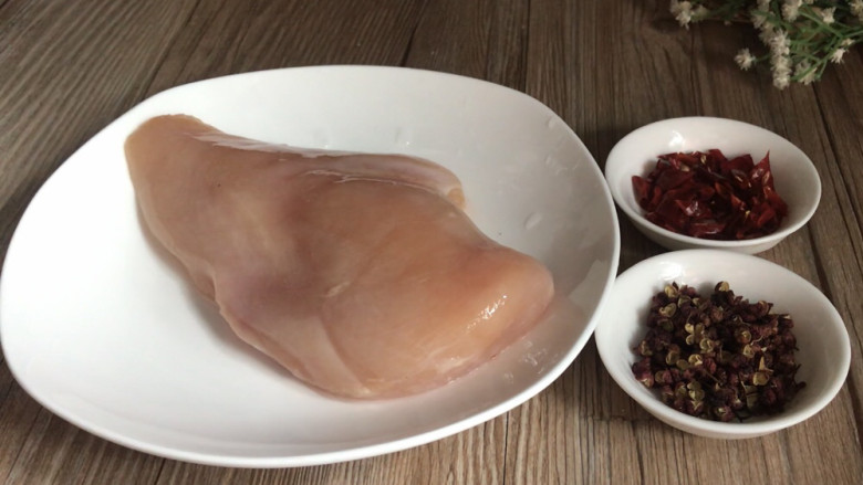椒麻手撕鸡,我家有老人牙口不好,所以我用的<a style='color:red;display:inline-block;' href='/shicai/ 101'>鸡胸肉</a>