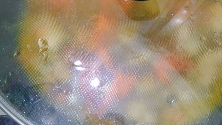 胡萝卜烧排骨,大火焖煮5-7分钟