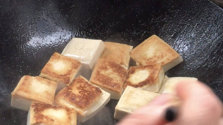 椒盐豆腐,煎至出香味,翻面