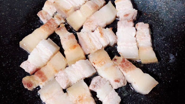 五花肉焖莲藕,锅中下入五花肉,小火煎至金黄色,练出猪油。