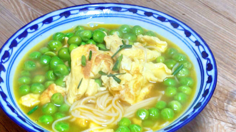 豌豆鸡蛋汤面,出锅装入面碗中,撒上葱花