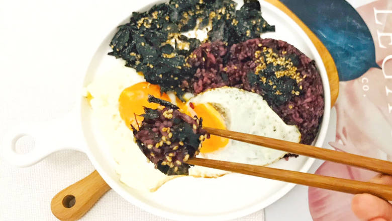海苔拌饭,吃时,用米饭滚上海苔,夹着鸡蛋,来一口,满足感爆棚啦