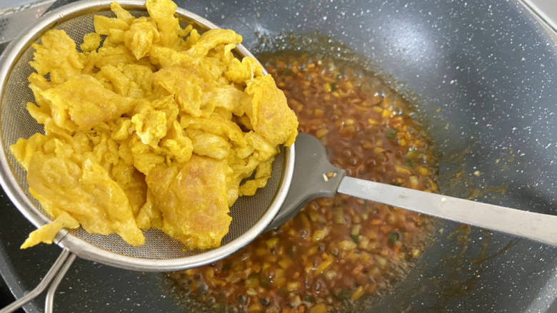 糖醋鸡蛋,加入料汁,煮开,加入炒蛋,翻炒到汤汁浓郁挂在鸡蛋上,即可关火出锅